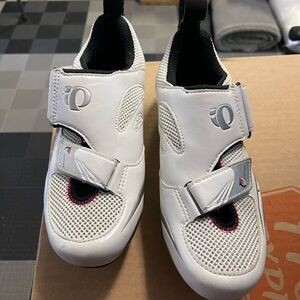 Pearl Izumi Women’s Cycling Shoes - White size 39 fits like a size 7
